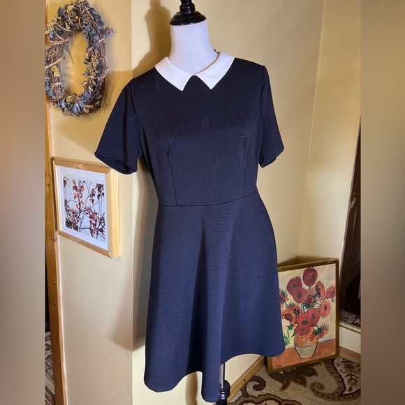 WEDNESDAY ADDAMS Size 1X Gothic Costume Black Dress White Collar Forever 21 NEW - Picture 4 of 15